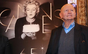 Le président du Festival de Cannes Gilles Jacob, qui accueille chaque soir les stars au sommet des marches avec le délégué général Thierry Frémaux, est arrivé pour la première fois sur la Croisette comme critique, en 1964.