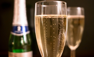 Flûtes et bouteille de Champagne
