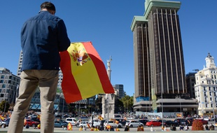 Un drapeau national espagnol à Madrid, ville confinée localement