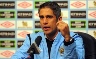 Sylvinho, ici en août 2009 lors de sa conférence de presse d'arrivée à Manchester City en tant que défenseur latéral.