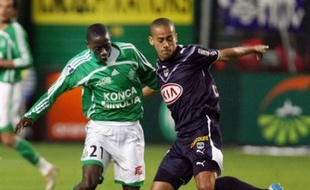 Bordeaux, revenu à trois points de Lyon, a l'occasion face à Saint-Etienne de relancer le suspense, et de revenir sur un leader fébrile depuis sa défaite à Lens (3-0), sommé de réagir devant Lorient sous peine de commencer à douter, lors de la 22e journée de L1 mercredi et jeudi.