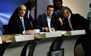 Evangélos Meïmarakis (à g.), leader de la formation de droite "Nouvelle Démocratie", et Alexis Tsipras, chef de Syriza, s'apprêtent à débattre à la télévision, le 9 septembre 2015 à Athènes