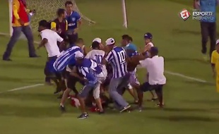 Des supporters brésiliens s'affrontent au stade du Roi Pelé à Macéio, le 8 mai 2016.