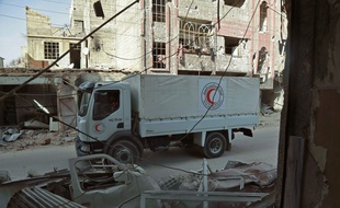 Le convoi humanitaire entre dans la partie rebelle de la Ghouta orientale, le 5 mars.