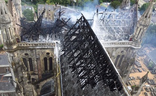 La toiture de la basilique Saint-Donatien, à Nantes, ravagée par un incendie le 15 juin 2015.