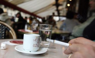 Profitant d'un répit de 24 heures à l'occasion du Nouvel An, les fumeurs ont grillé leur dernière cigarette mardi, avant l'interdiction totale de fumer dans tous les lieux publics mercredi.