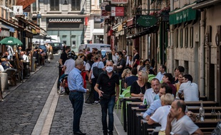 Une rue de Lyon avec ses restaurants animés (illustration 2020).