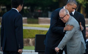 Barack Obama étreint un survivant d'Hiroshima lors de sa visite sur le site de l'explosion atomique, le 27 mai 2016