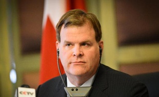 Le chef de la diplomatie canadienne John Baird lors d'une conférence de presse au Caire, le 15 janvier 2015