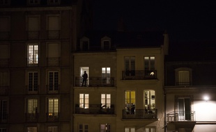 Des Nantais sur leur balcon pendant le confinement, en mars 2020