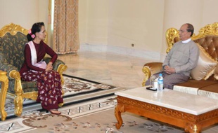 Photo publiée par Myanmar News Agency le 2 décembre 2015 du président birman Thein Sein (d) et de la dirigeante démocrate Aung San Suu Kyi à Naypyidaw