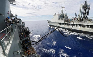 Photo distribuée par la marine australienne, prise le 7 avril 2014, montrant le HMAS Perth approvisionné en carburant en mer lors des opérations de recherche du Boeing 777 disparu de la Malaysia airlines