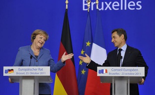 La chancelière allemande Angela Merkel et Nicolas Sarkozy ont donné une conférence de presse à Bruxelles, le 23 octobre 2011.