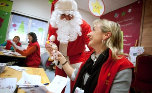 La Poste va bientôt ouvrir le traditionnel secrétariat du père Noël a Libourne, en Gironde.