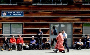 Les proches des neuf alpinistes morts jeudi dans la plus grande avalanche de ces dix dernières années dans les Alpes françaises devaient se rendre vendredi à Chamonix, où a été dressée une chapelle ardente.