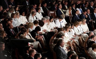 Au milieu costumes-tailleurs-cravates, des femmes démocrates vêtues de blanc lors du discours du président.