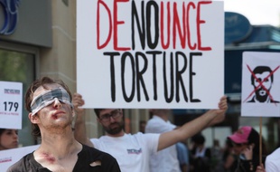 Des activistes de Reporters sans frontières manifestent devant les locaux parisiens d'Iran air agency, en 2012, pour dénoncer l'emprisonnement de journalistes en Iran.