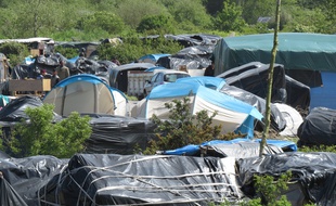 Le camp de réfugiés installé autour du centre Jules-Ferry, à Calais