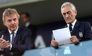 Le président de la Fédération italienne de football Gabriele Gravina (à droite), a annoncé vouloir tester un radar pour débusquer les auteurs des cris racistes dans les stades.