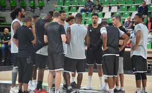 L'Asvel, ici regroupée autour de son entraîneur JD Jackson, lors d'un entraînement ouvert au public le 31 août à l'Astroballe.