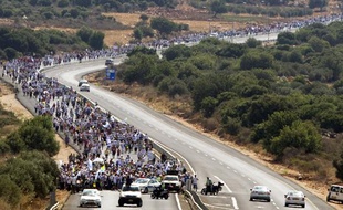 Des milliers de personnes marchent vers Jérusalem pour réclamer la libération du soldat Gilad Shalit, à Mitzpe Hila, le 27 juin 2010.