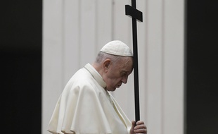Le chemin de croix du Vendredi Saint a été présidé par le pape François sans fidèles à cause de la pandémie de coronavirus sur la place Saint-Pierre.
