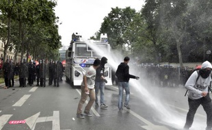 Un canon à eau utilisé lors de la manifestation contre la loi travail, le 14 juin 2016