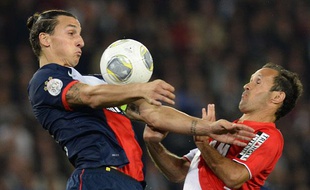 Le Parisien Zlatan Ibrahimovic et le Monégasque Ricardo Carvalho, le 22 septembre 2013, au Parc des Princes.