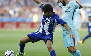 Enzo Zidane face à Lionel Messi lors du match Alavès-Barcelone, le 26 août 2017.