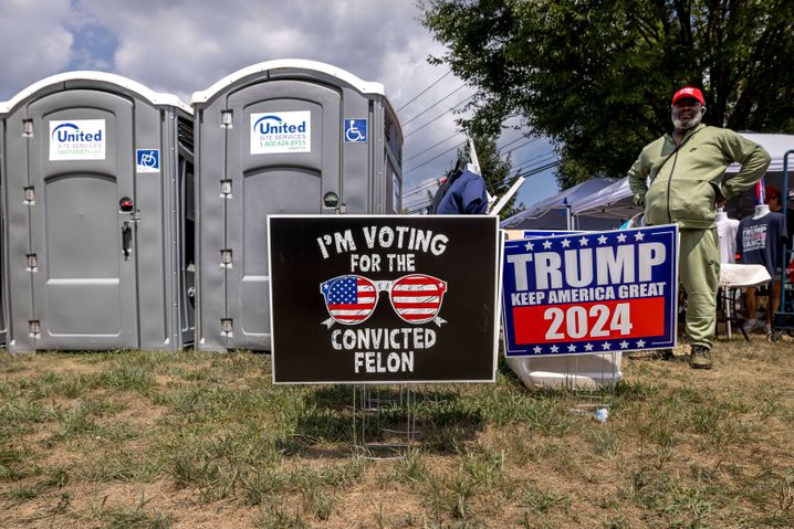 Le soutien à Donald Trump ne faiblit pas, mais l’écart entre lui et son rival démocrate semble se réduire.