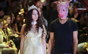 Huit mannequins ont pris le micro à tour de rôle, debout, chacune à côté d'un homme tout de noir vêtu, le visage sous un masque de cochon en référence à la campagne #balancetonporc à la Fashion Week de New York ce vendredi.