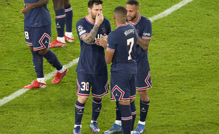 Messi, Neymar et Mbappé en discussion lors de PSG-Manchester City, le 28 septembre au Parc des Princes.