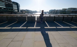 Une employée de la City traverse le London Bridge.
