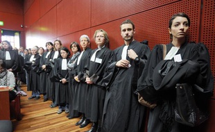 Magistrats, greffiers, fonctionnaires et avocats du Palais de Justice de Nantes écoutent les raisons justifiant des reports d'audience, le 7 février
