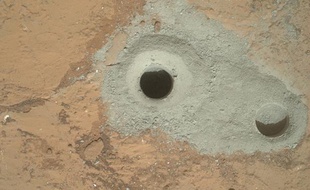 Curiosity a utilisé une perceuse fixée au bout d'un bras robotique pour forer dans une roche martienne et prélever un échantillon, a indiqué la Nasa le 9 février 2013.