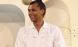 Stromae à la fin du défilé de son collectif Mosaert,à Paris, le 6 avril.