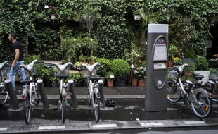 Bertrand Delanoë, maire PS de Paris, a reconnu jeudi que le succès de Vélib', dispositif de vélo en libre service, avait dépassé ses espérances, ne s'attendant pas à ce "phénomène de société".