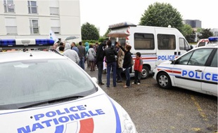 Le rassemblement avait lieu devant le commissariat de Cenon, hier.