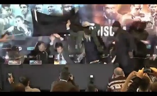 Une table est lancée lors de la conférence de presse du combat entre Dereck Chirosa et Dillian Whyte
