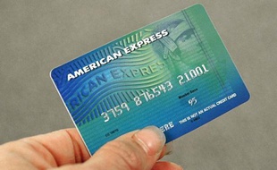 Les autorités américaines ont annoncé lundi avoir condamné l'émetteur de cartes de crédit American Express à une amende de 27,5 millions de dollars pour avoir violé la loi "à tous les stades de sa relation avec le client" en lui imposant des conditions désavantageuses.