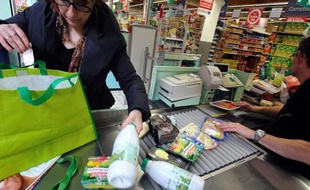 La consommation des ménages français a bien résisté en mai, continuant de progresser de 0,4% essentiellement grâce à un rebond des achats de textile et de cuir, selon les chiffres publiés vendredi par l'Institut national de la statistique et des études économiques (Insee).