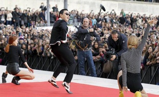 La vidéo du tube planétaire Gangnam Style galopait vendredi vers les un milliard de vues sur YouTube, un record historique pour le chanteur sud-coréen Psy et sa célébrissime danse du cheval invisible, phénomène musical de l'année 2012.