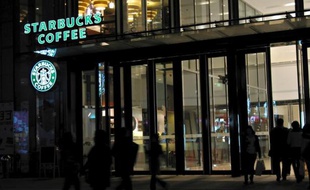 La chaîne américaine de cafés Starbucks a été accusée par des médias chinois de gonfler exagérément ses prix en Chine, devenant la dernière en date d'une longue liste de firmes étrangères dénoncées pour leurs pratiques commerciales dans le pays.