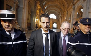 L'ancien trader de la Société générale Jérôme Kerviel (à dr.) va faire appel du jugement rendu le 5 octobre 2010 par le tribunal correctionnel.