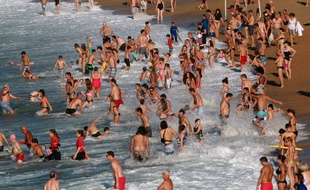 Des baigneurs à Biarritz où les températures ont atteint 30°C, le 18 octobre 2014.