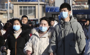 Des Chinois se protègent contre une étrange maladie.