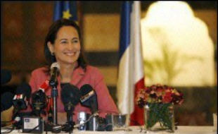 Ségolène Royal, candidate socialiste à la présidentielle française, a pressé vendredi tous les protagonistes de la crise libanaise de reprendre "le fil du dialogue", alors qu'une imposante manifestation de l'opposition a réclamé la démission du gouvernement libanais.
