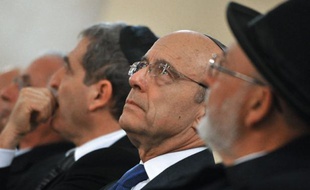 Le ministre des Affaires étrangères Alain Juppé a demandé mardi qu'on "n'ajoute pas l'ignoble à l'horrible", après la déclaration de François Bayrou selon laquelle la tuerie de Toulouse s'enracine "dans l'état d'une société" malade de ses divisions.