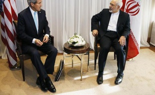 Le ministre iranien des Affaires étrangères Mohammad Javad Zarif (à droite) et le secrétaire d'Etat américain John Kerry à Genève le 14 janvier 2015