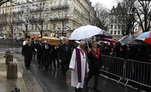 Près de 600 personnes sont rassemblées autour de la cathédrale Saint-Jean pour assister de l'extérieur, aux obsèques de Paul Bocuse. JEAN-PHILIPPE KSIAZEK/ AFP